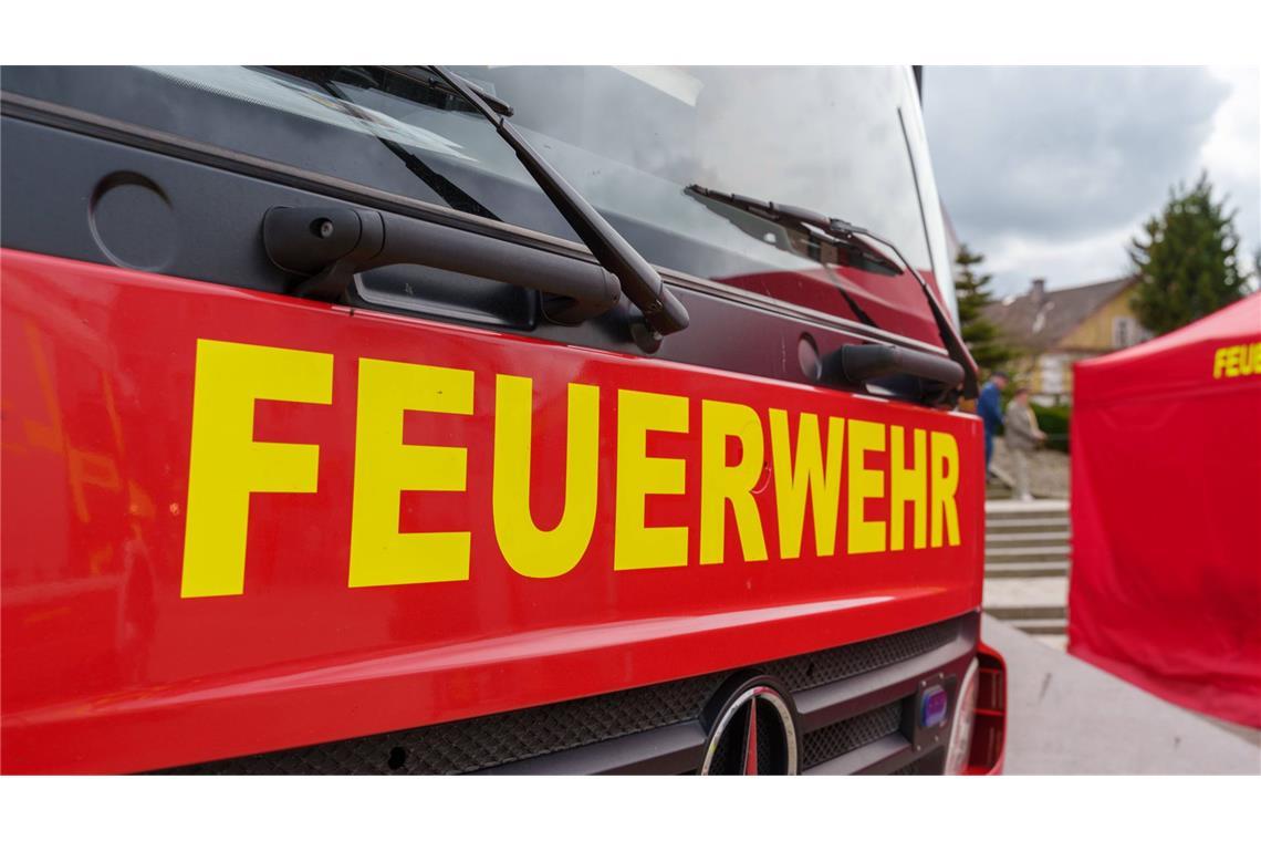 Die Feuerwehr konnte den Brand etwa nach zwei Stunden löschen. (Symbolbild)