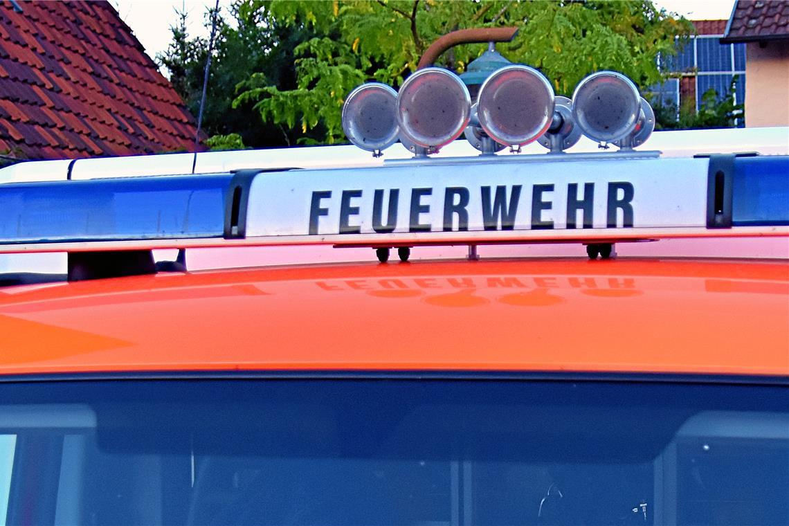 Die Feuerwehr konnte verhindern, dass die Flammen auf Gebäudeteile übergriffen. Symbolbild: Tobias Sellmaier