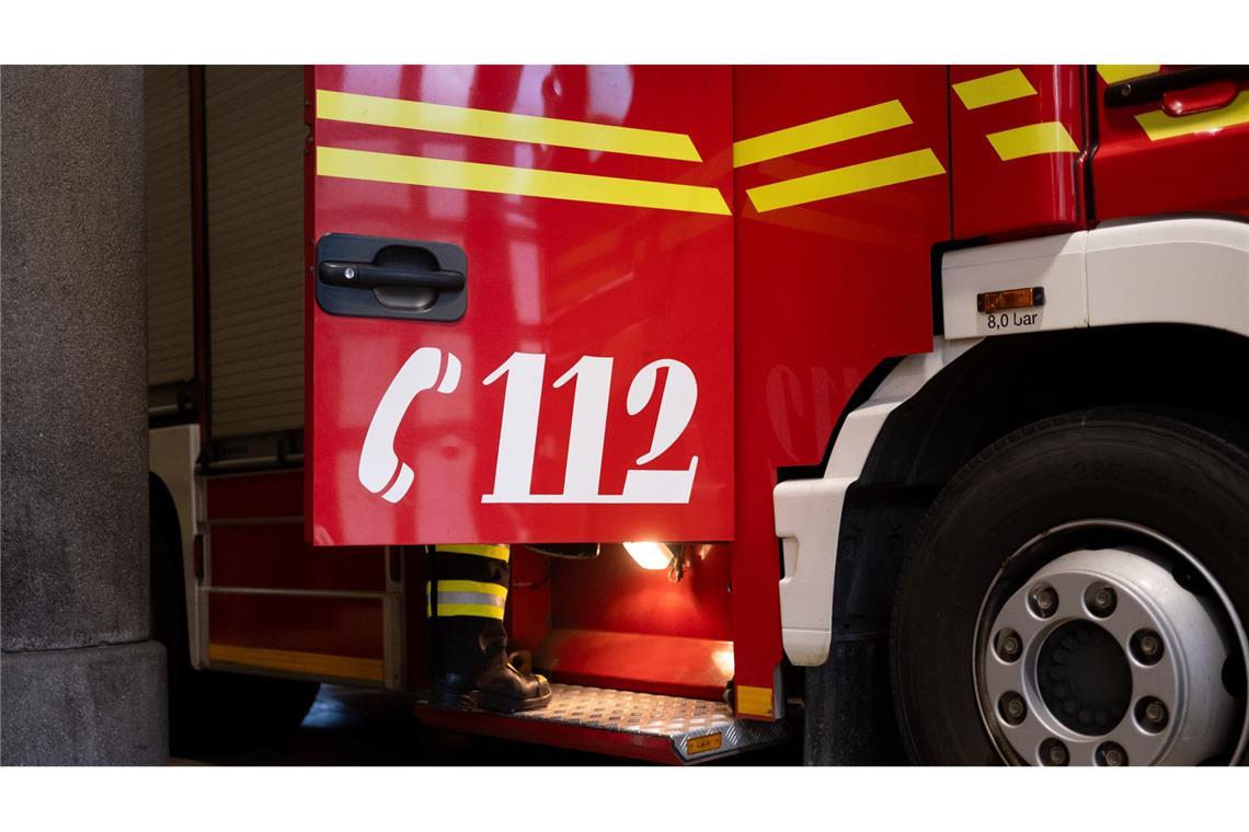 Brand auf Bauernhof – rund ein Dutzend Tiere getötet Die Feuerwehr löscht den Brand (Symbolbild).