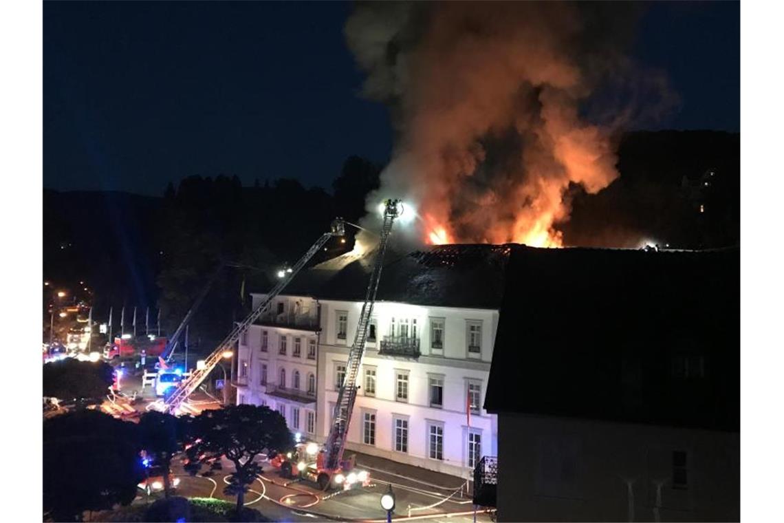 Ex-Mitarbeiter soll Luxushotel angezündet haben Die Feuerwehr löscht von Drehleitern aus das Hotel „Badischer Hof“ (2021). Etwa 160 Gäste mussten vor dem Feuer in Sicherheit gebracht werden. Foto: Patrick Neumann/SWR/dpa