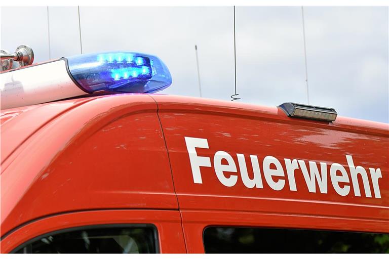 Die Feuerwehr musste ausrücken, um das brennende Fahrzeug zu löschen. Symbolbild: Tobias Sellmaier 