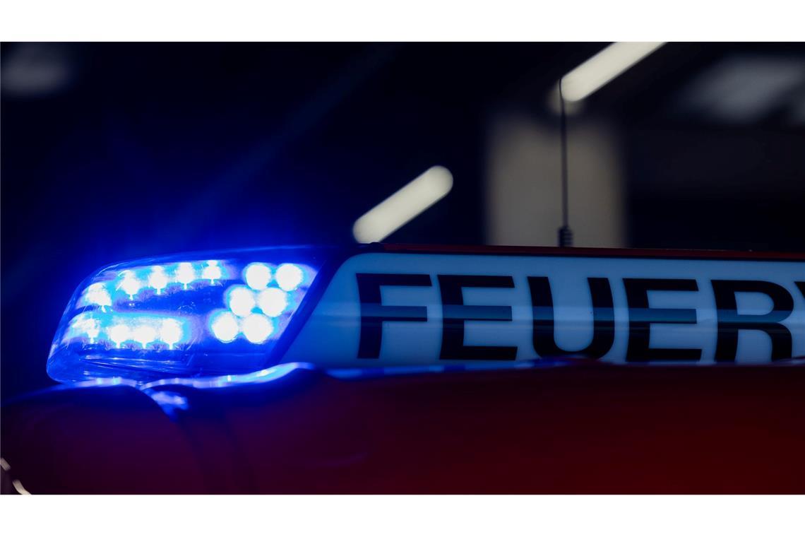 Die Feuerwehr musste in Köln eine illegale Rave-Party beenden.