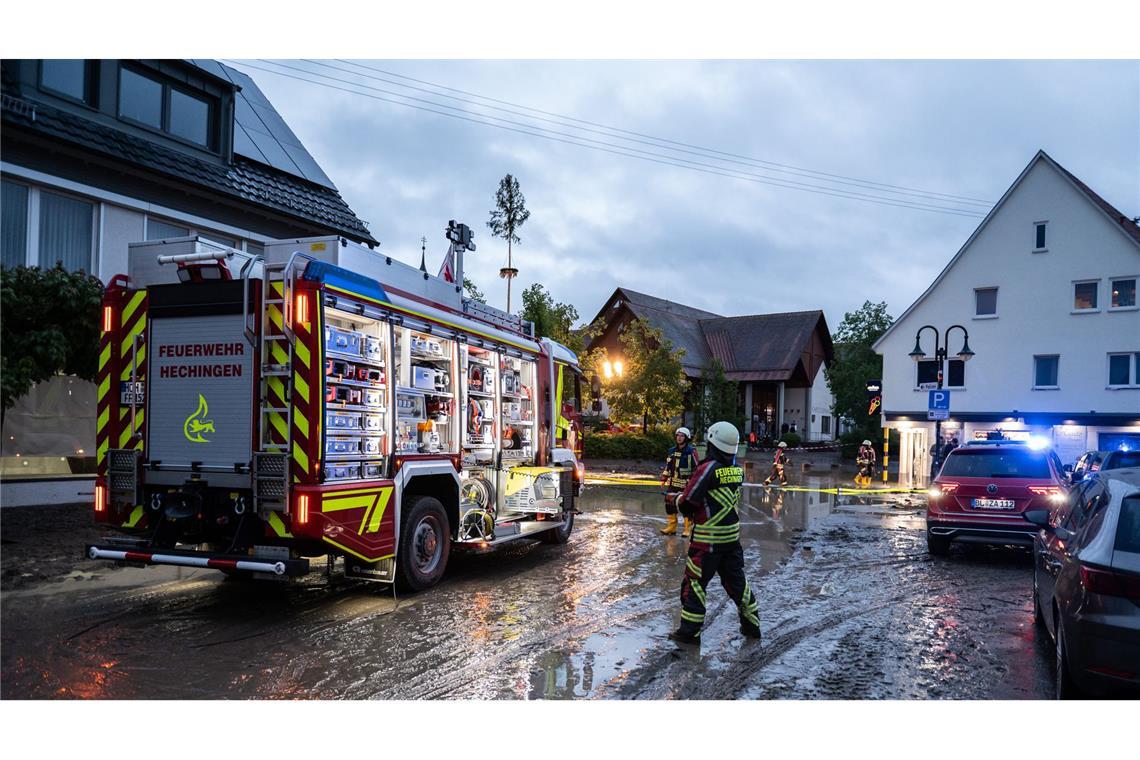 Die Feuerwehr pumpt Keller aus und macht überflutete Straßen frei.