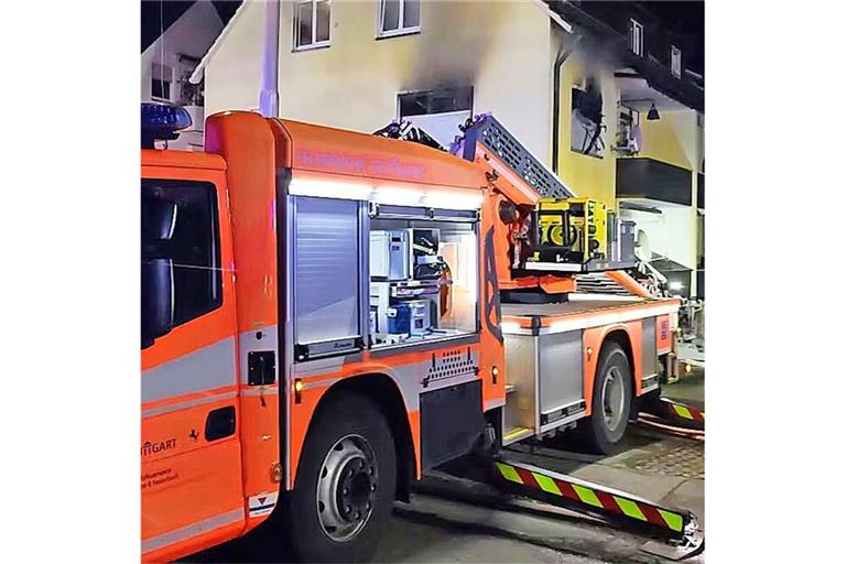 Die Feuerwehr rückt am Dienstag mit drei Löschzügen zu dem Wohnungsbrand in Feuerbach aus.