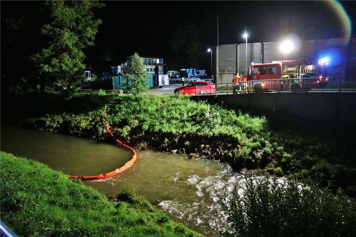 Die Feuerwehr setzt am Dienstagabend an mehreren Stellen Ölsperren ein. Foto: 7aktuell.de | Kevin Lermer