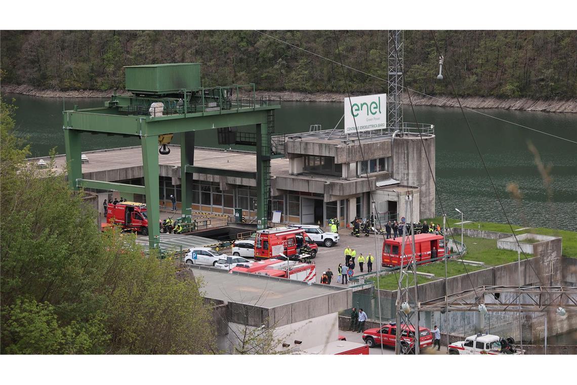 Die Feuerwehr sichert am 9. April den Ort der Explosion an einem Wasserkraftwerk am Stausee von Suviana ab.