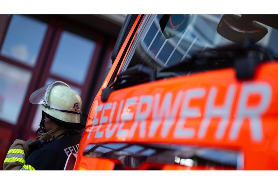 Die Feuerwehr verhindert, dass der Brand auf die Grundschule übergreift. (Symbolfoto)