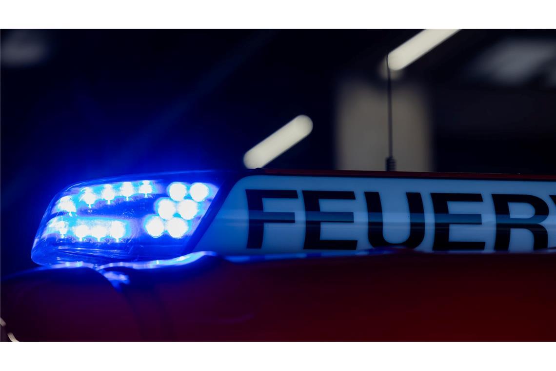 Die Feuerwehr war in der Nacht aufgrund brennender Autos mehrmals im Einsatz. (Symbolbild)