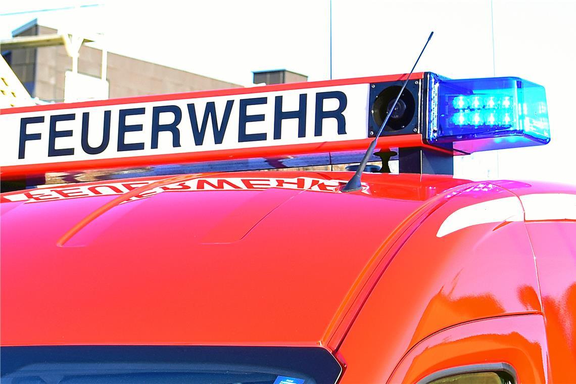 Die Feuerwehr war mit drei Fahrzeugen und 15 Einsatzkräften im Einsatz. Symbolbild: Tobias Sellmaier 