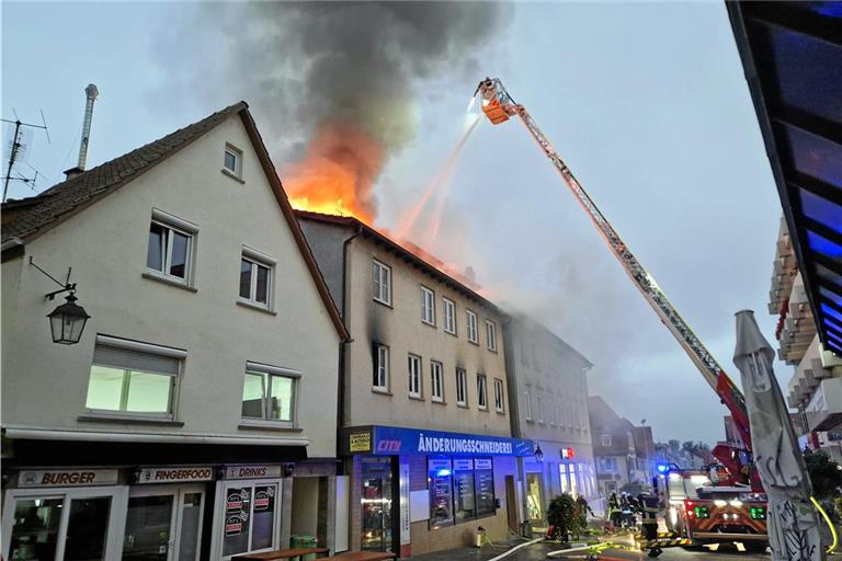 Die Feuerwehr war mit einem großen Aufgebot vor Ort in der Winnender Innenstadt und hat den Brand gelöscht. Foto: Benjamin Beytekin