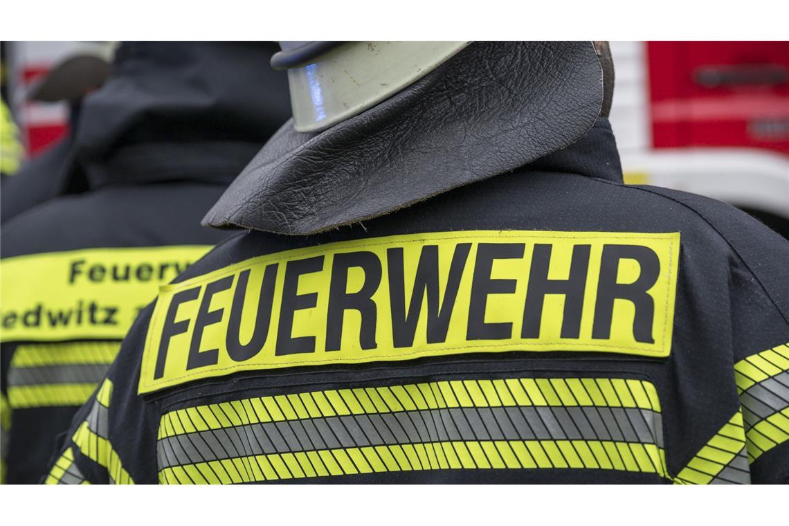 Die Feuerwehr war zwar vor Ort, der Senior konnte das Feuer aber selbst wieder löschen. (Symbolbild)