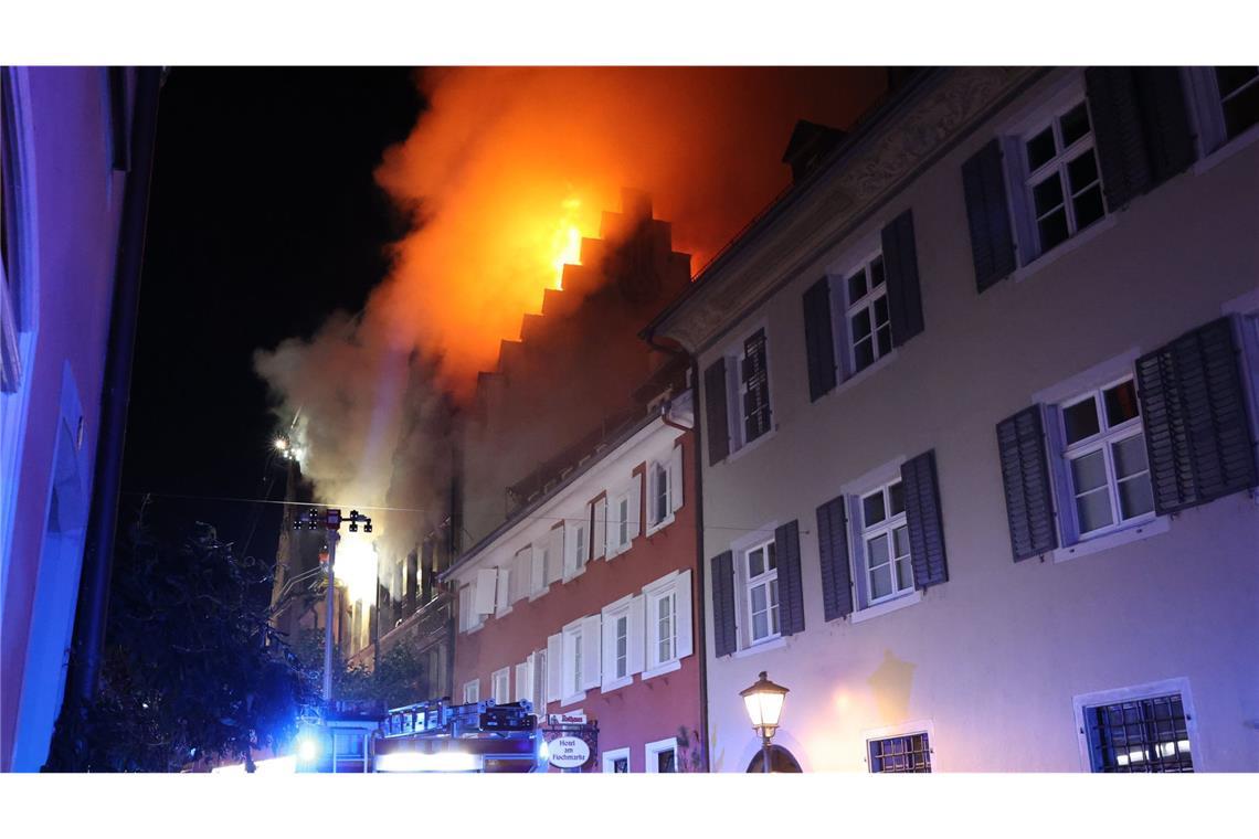 Die Feuerwehr will verhindern, das auch die mittelalterlichen Nachbarhäuser in Brand geraten.