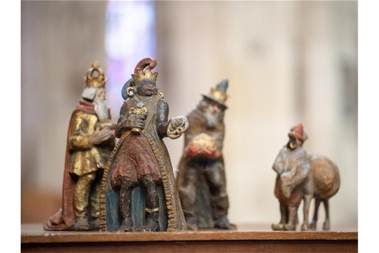 Die Figur des Melchior (vorne) steht mit den Figuren der Heiligen Drei Könige im Ulmer Münster. Foto: Sebastian Gollnow/dpa/Archivbild