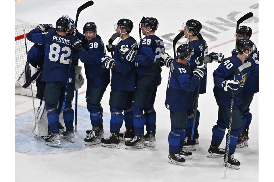 Finnlands erster Eishockey-Olympiasieg Die Finnen jubeln über Olympia-Gold. Foto: Peter Kneffel/dpa