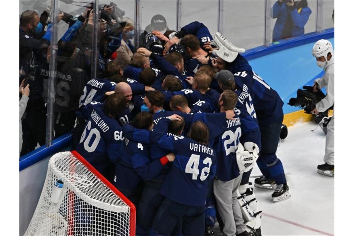 Finnlands erster Eishockey-Olympiasieg Die Finnen jubeln über Olympia-Gold. Foto: Peter Kneffel/dpa