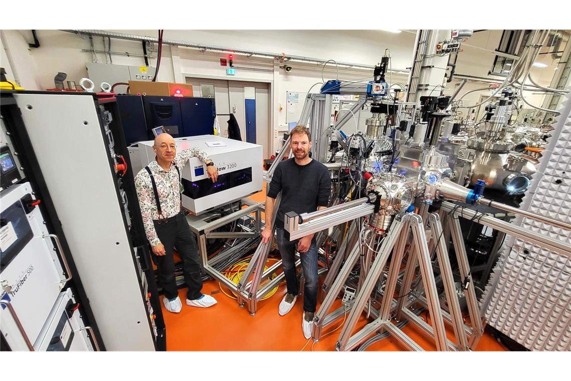 Die Firmenchefs Wolfgang Braun (links) und Hans Boschker mit ihrer Beschichtungsanlage für Wafer. Unser Bild zeigt einen Blick in das Forschungszentrum in Jülich.