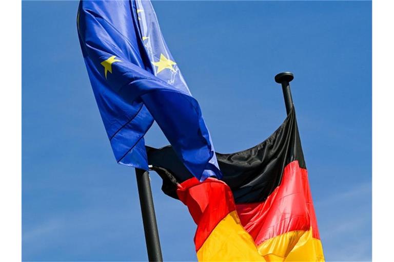 Die Flagge der Bundesrepublik Deutschland und die Europaflagge. Foto: Jens Kalaene/dpa