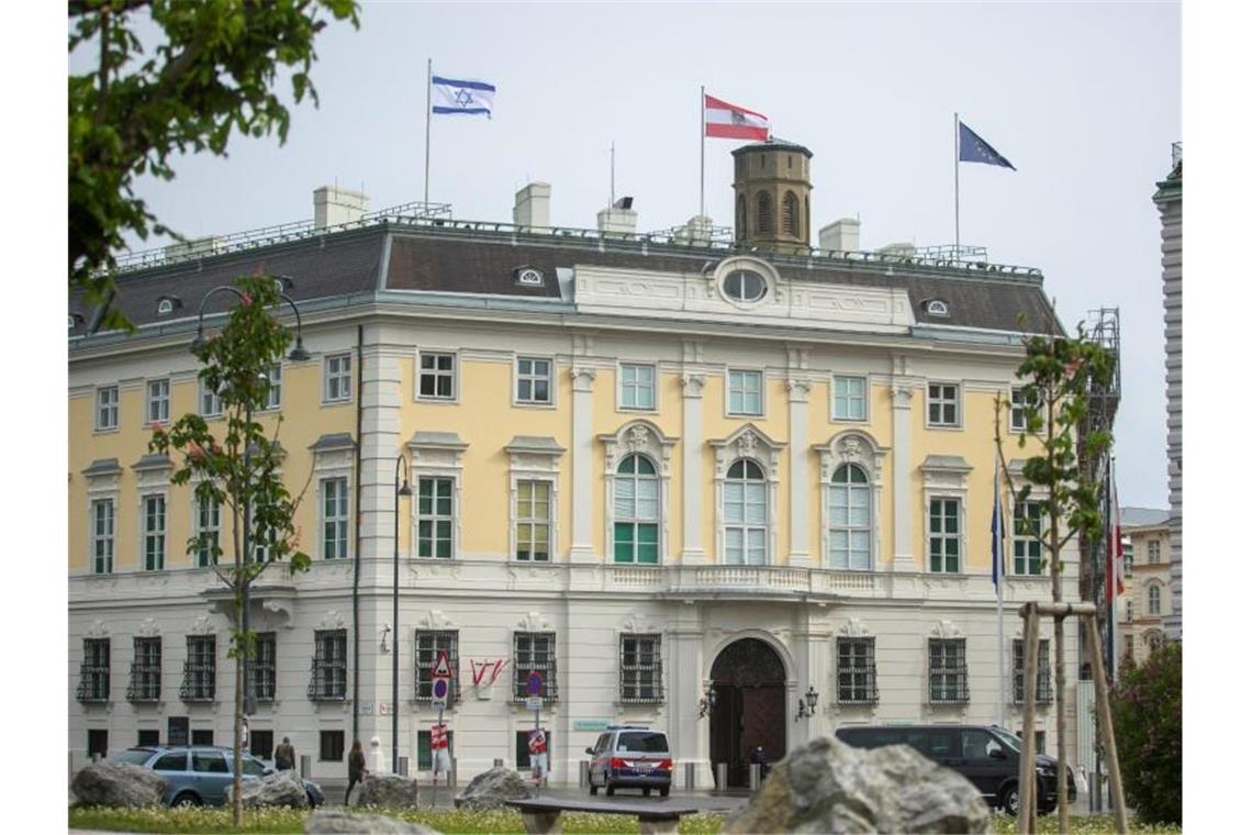 Israelische Flagge in Wien gehisst: Iran sagt Treffen ab Die Flagge Israels ist auf dem Bundeskanzleramt gehisst. Aus Solidarität mit Israel haben Österreichs Kanzler Kurz und Außenminister Schallenberg auf ihren Amtsgebäuden die Flagge Israels hissen lassen. Foto: -/Bundeskanzleramt/dpa