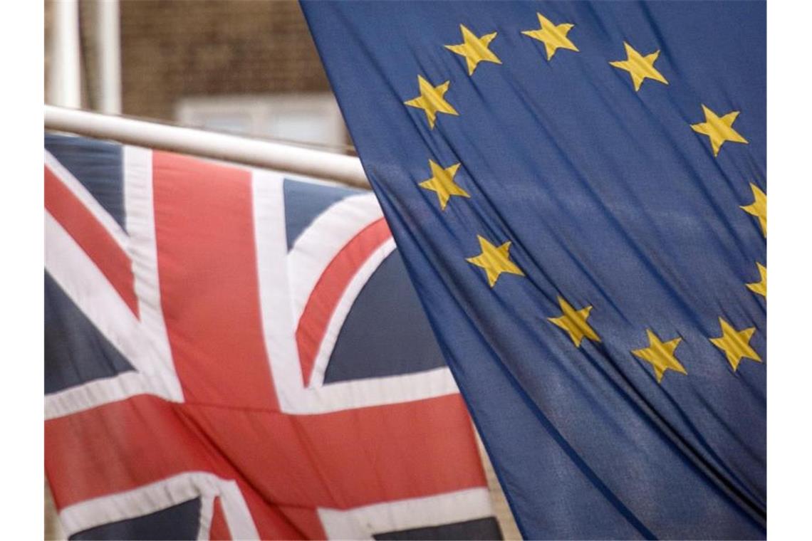 Sehr wenige englische Firmen erwarten Vorteile vom Brexit Die Flaggen von Großbritannien und der EU. Zum Jahresende tritt Großbritannien endgültig aus der EU aus. Foto: Stefan Rousseau/PA Wire/dpa