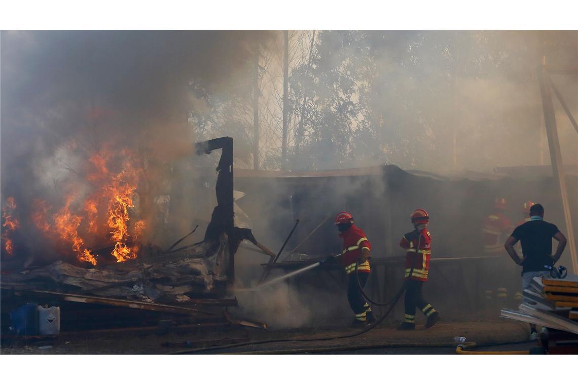 Die Flammen erfassten viele Gebäude und Fahrzeuge.(Foto kltuell)