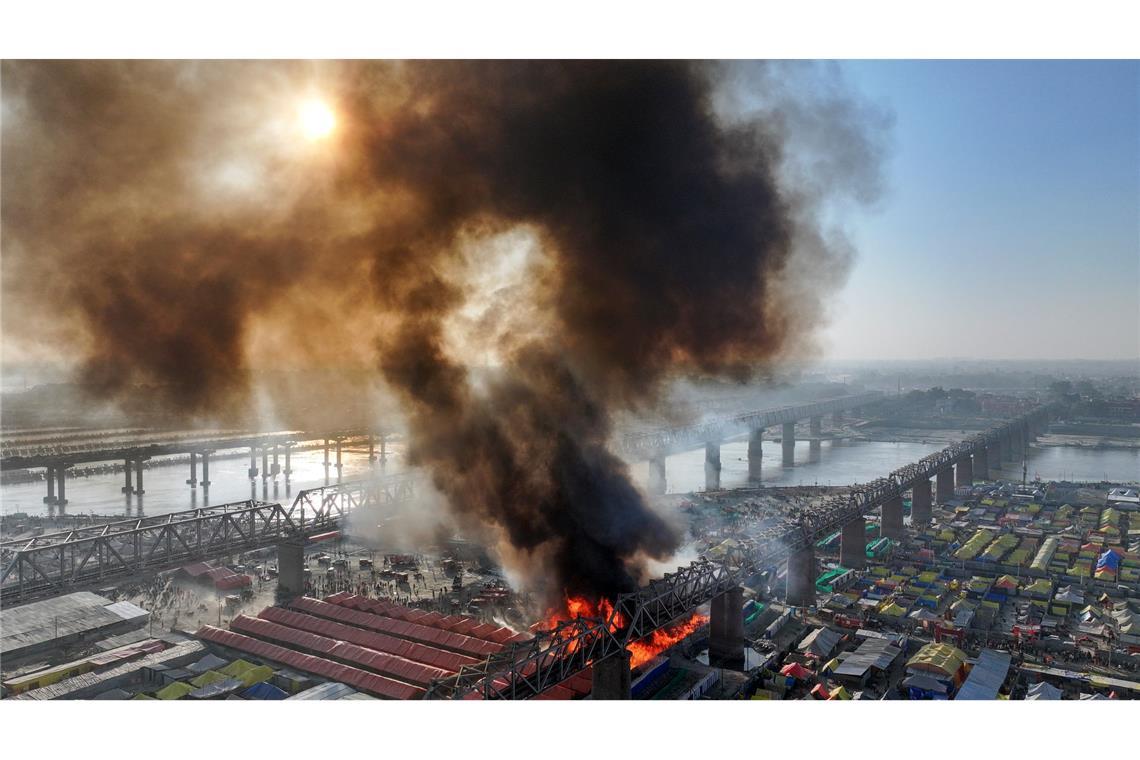 Die Flammen sollen Berichten zufolge mehrere Zelte erfasst haben.