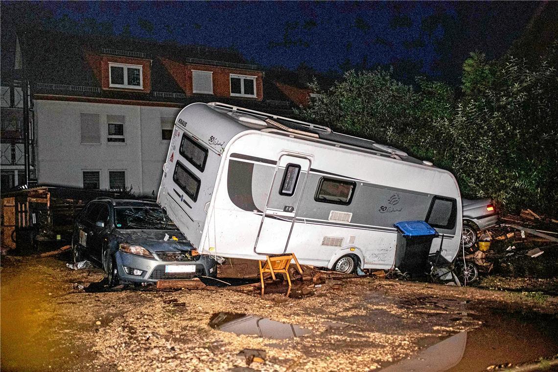 Die Flut spülte sogar einen Wohnwagen in Miedelsbach über ein Auto. 