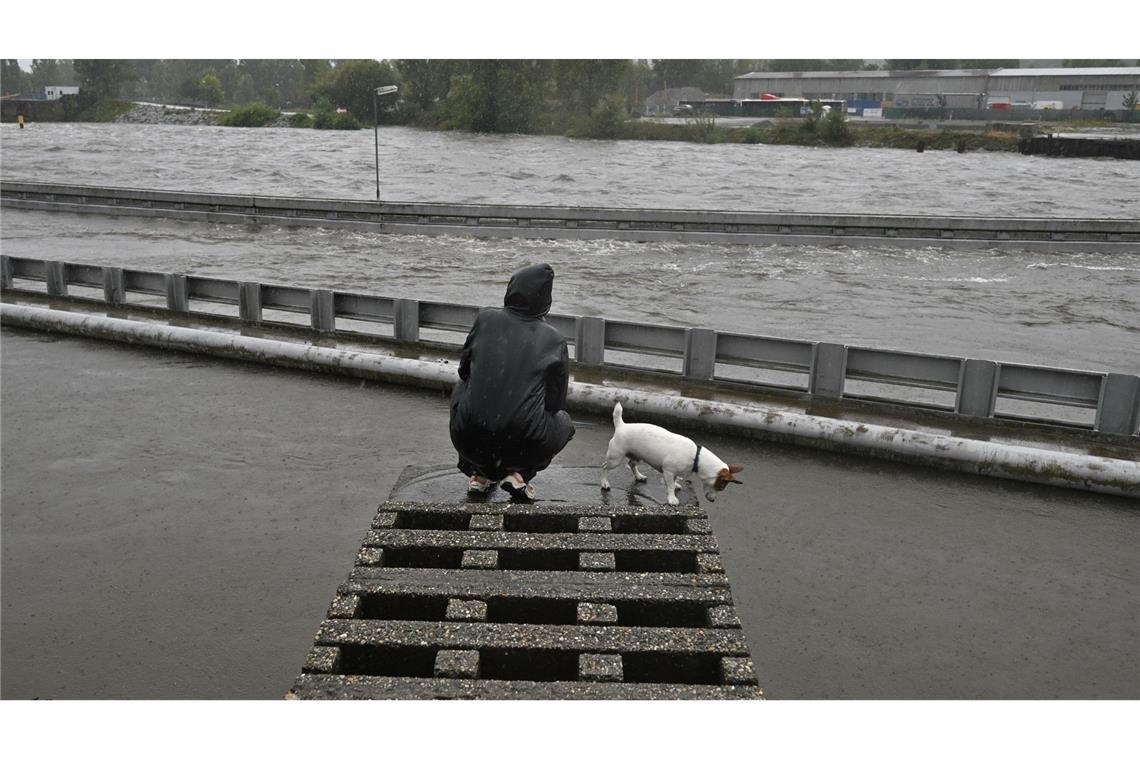 Die Fluten der Moldau rauschen durch Prag.