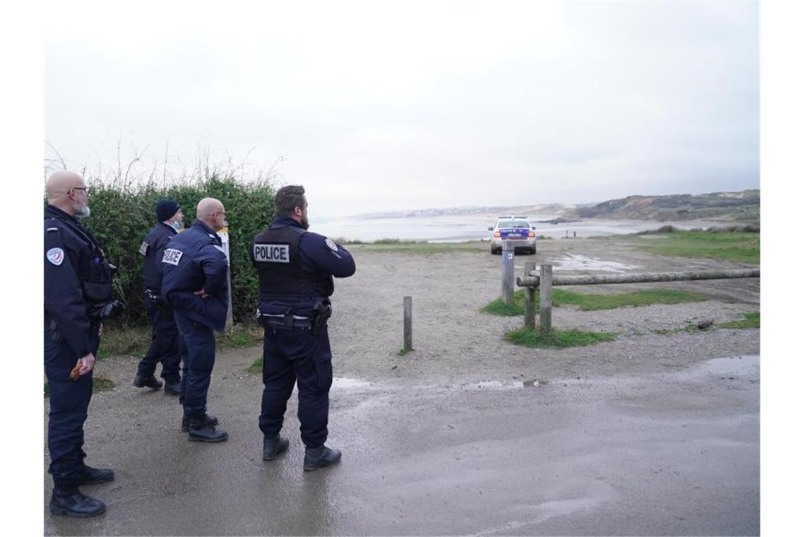 Johnson ärgert Paris mit Brief zu Migrationskrise Die französische Polizei bei Wimereux in Nordfrankreich, auf einem Strandabschnitt, der vermutlich von Migranten genutzt wird, um den Ärmelkanal zu überqueren. Foto: Stefan Rousseau/PA/dpa