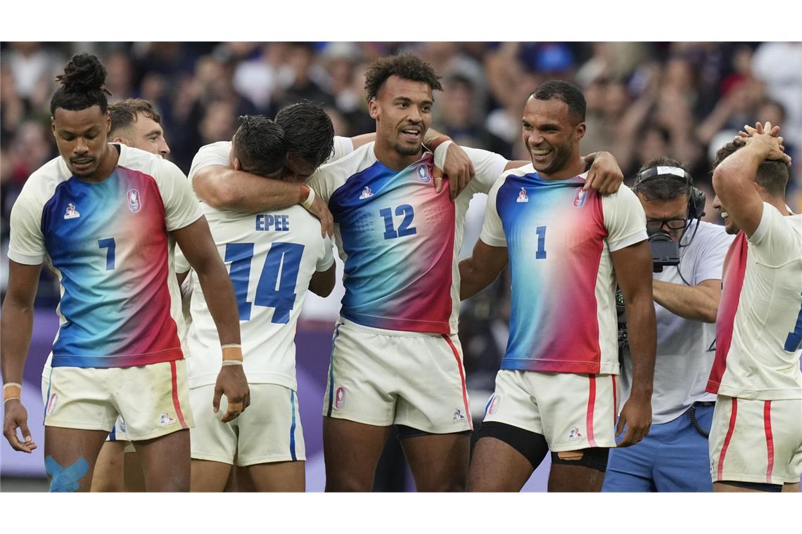 Die französischen Rugby-Spieler bejubeln den Sieg im Endspiel. Das Nationalteam hat Frankreich die erste Goldmedaille beschert.