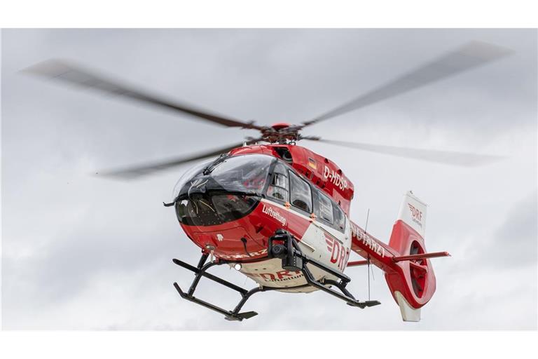 Die Frau wurde per Rettungshubschrauber in ein Krankenhaus gebracht. (Symbolbild)