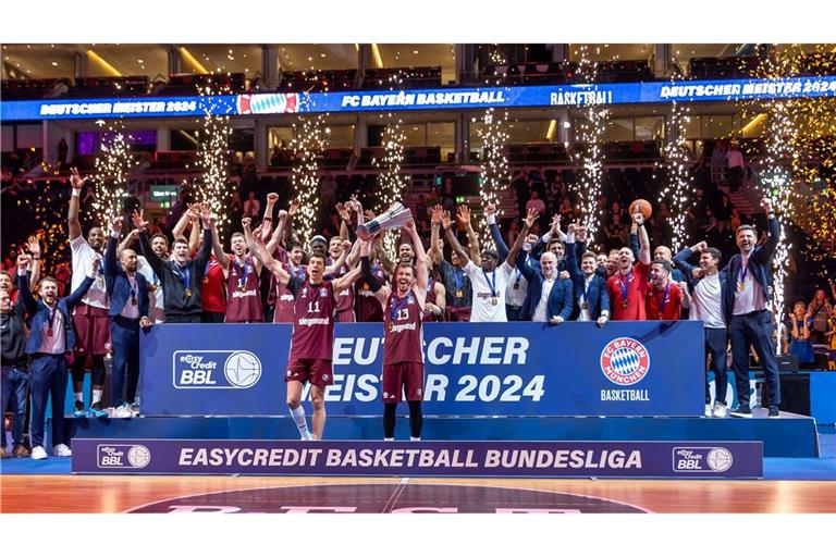 Die Freude bei den Spielern von FC Bayern München ist groß, nach ihrem Sieg im Finale der deutschen Basketball-Meisterschaft gegen Alba Berlin. Es ist das sechste Mal, dass FC Bayern München sich den Meistertitel holt.