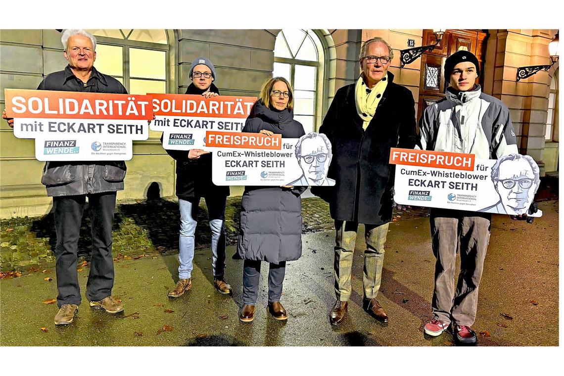 Die frühere deutsche Cum-Ex-Chefermittlerin Anne Brorhilker (Mitte) machte sich zum Prozessauftakt in Zürich für den Angeklagten Eckart Seith (2.v.r.) stark.