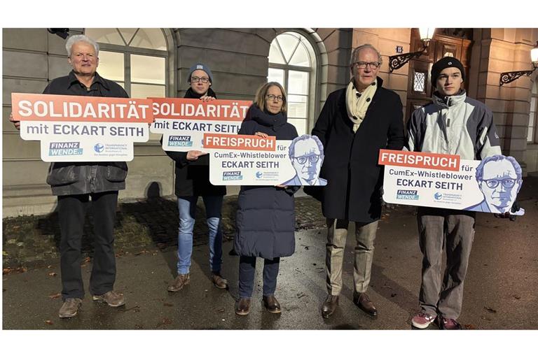 Die frühere deutsche Cum-Ex-Chefermittlerin Anne Brorhilker (Mitte) machte sich zum Prozessauftakt in Zürich für den Angeklagten Eckart Seith (2.v.r.) stark.