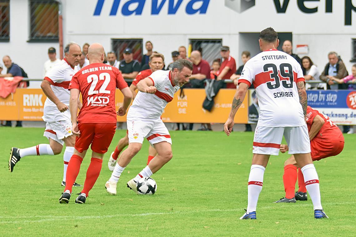 Die früheren VfB-Stars Hansi Müller, Ioannis Amanatidis und Julian Schieber (von links) müssen im Trikot mit dem Brustring alles aus sich herausholen, um mit ihren Teamkollegen die Oldies der TSG Backnang am Ende knapp zu bezwingen. Foto: Tobias Sellmaier