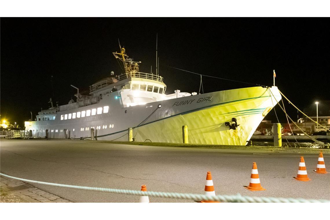 Die "Funny Girl" liegt im Hafen von Büsum.