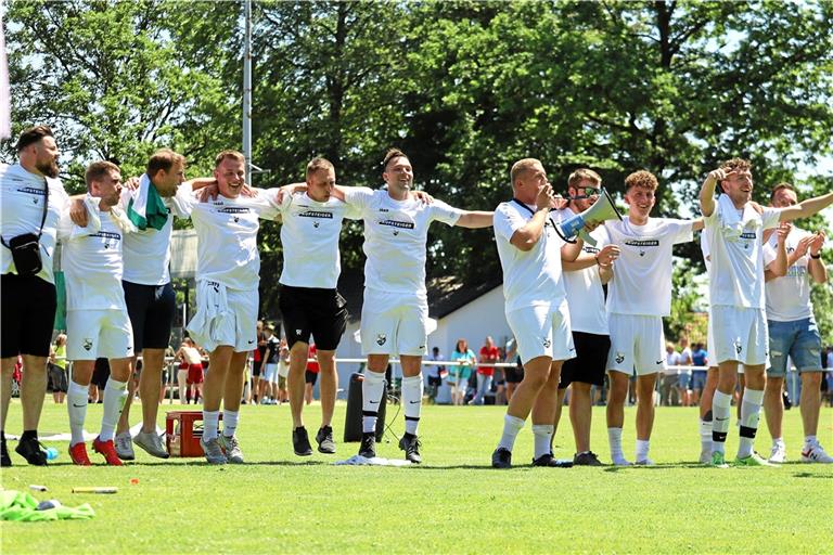 Die Fußballer der Sportkameradschaft Fichtenberg feiern die Rückkehr in die Kreisliga A2. Vor fünf Jahren war der Verein in die niedrigste Spielklasse abgestiegen. Foto: Stefan Rauch