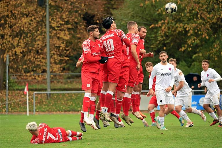 Die Fußballer der TSG Backnang um den starken Flavio Santoro (Nummer 10) bringen den Vorsprung über die Zeit. Foto: Alexander Becher