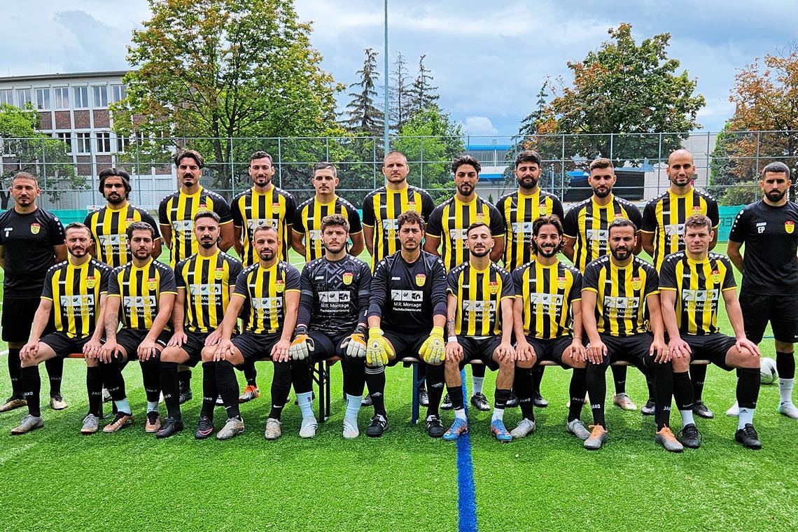 Die Fußballer des TSC Murrhardt blicken der Bezirksliga-Saison entgegen. Hintere Reihe von links: Coach Daniel Zivaljevic, Arif Genc, Taner Yilmaz, Emre Ayisik, Nemanja Milenovic, Aleksandar Pribicevic, Ismail Kirci, Georgios Michailidis, Sergen Uzun, Tugay Akgün und Coach Erkut Polat. Vordere Reihe: Tolunay Özdemir, Mert Cingöz, Ilker Yilmaz, Chalil Chalil Impram, Onur Yusein, Fatih Aydin, Berkay Uzun, Osman Mentese, Arif Akgün und Luka Coric. Foto: privat