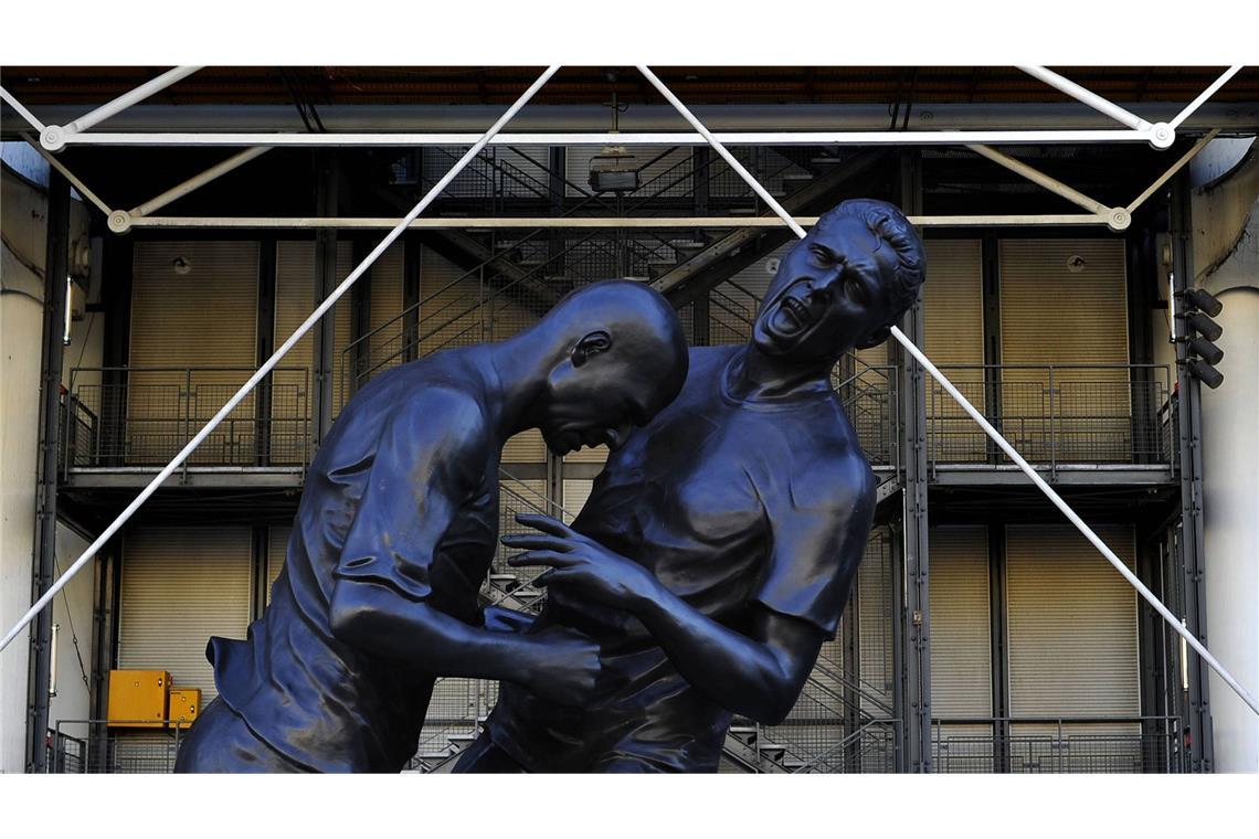 Die Fußballlegenden Zidane und Materazzi werden auf  dem Vorplatz des Centre Pompidou in Paris mit dieser Skulptur geehrt.