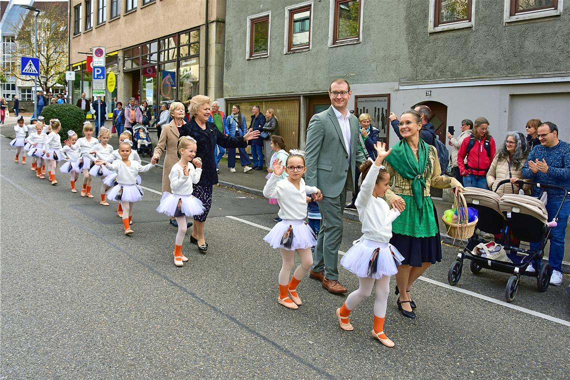 Die Gänsekinder eröffnen den Backnanger Gänsemarkt 2024. 