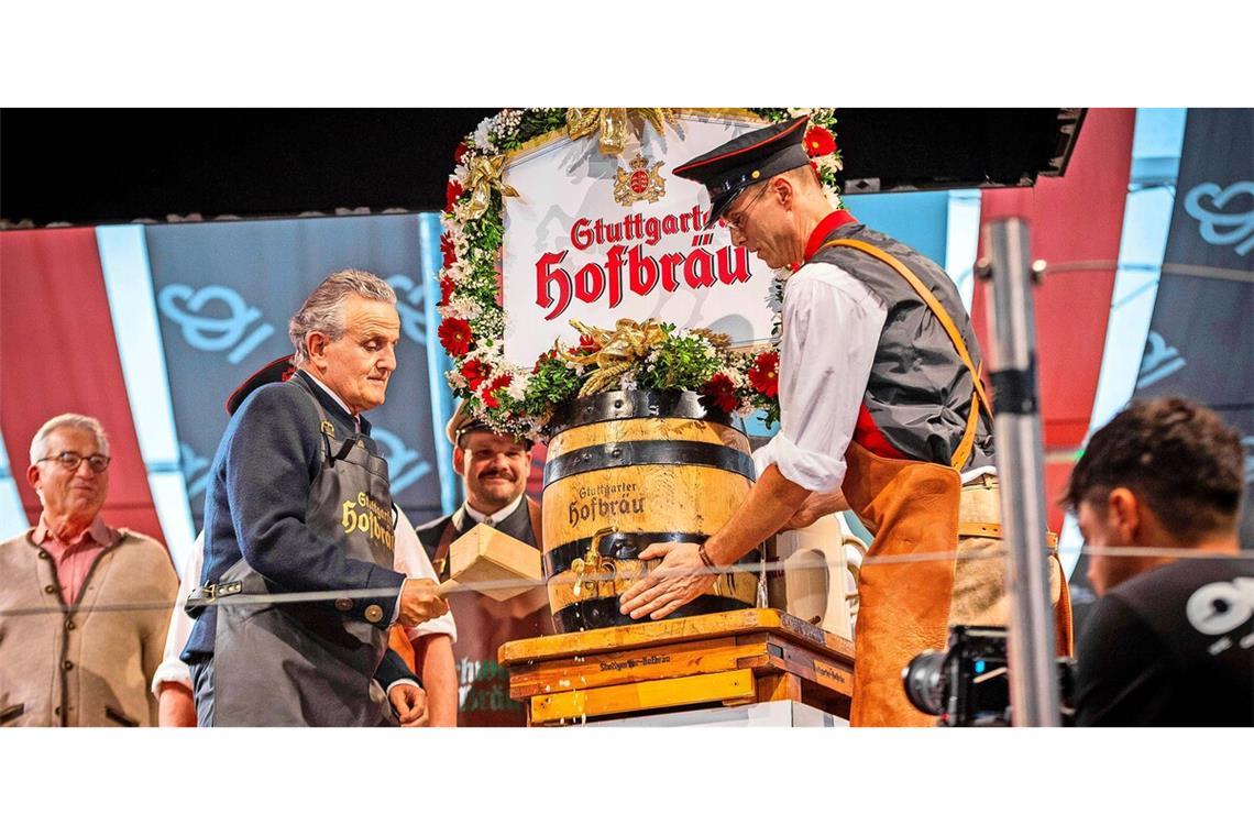 Die Gäste im Bierzelt warten sehnsüchtig auf den Fassanstich des Stuttgarter Oberbürgermeisters Frank Nopper. Nun fließt das Bier wieder. Die Gäste im Bierzelt warten sehnsüchtig auf den Fassanstich des Stuttgarter Oberbürgermeisters Frank Nopper. Nun fließt das Bier wieder.