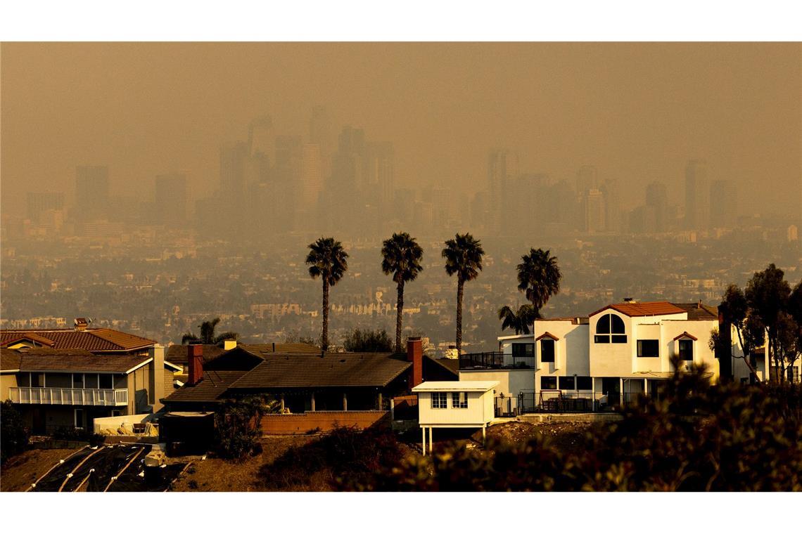 Die ganze Skyline von Los Angeles war von Rauch umgeben.