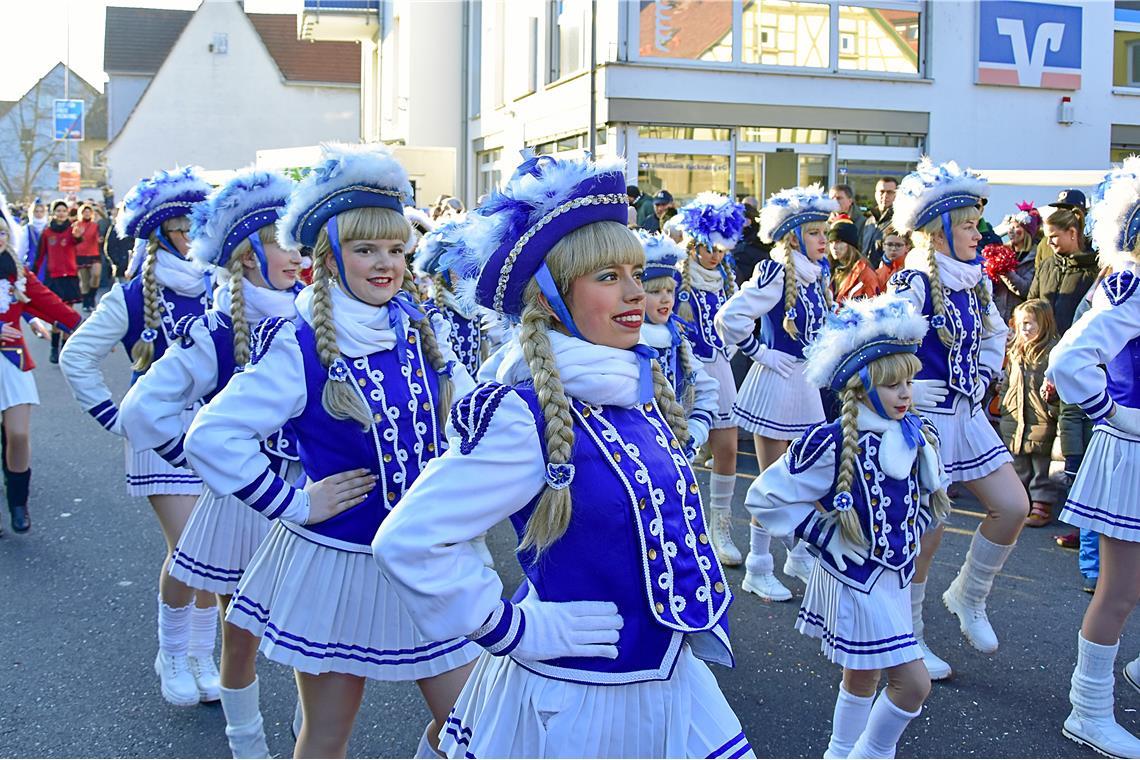 Die Gardetänzerinnen aus Sulzbach Murr. Faschingsverein Burgstetten: Faschingsum...