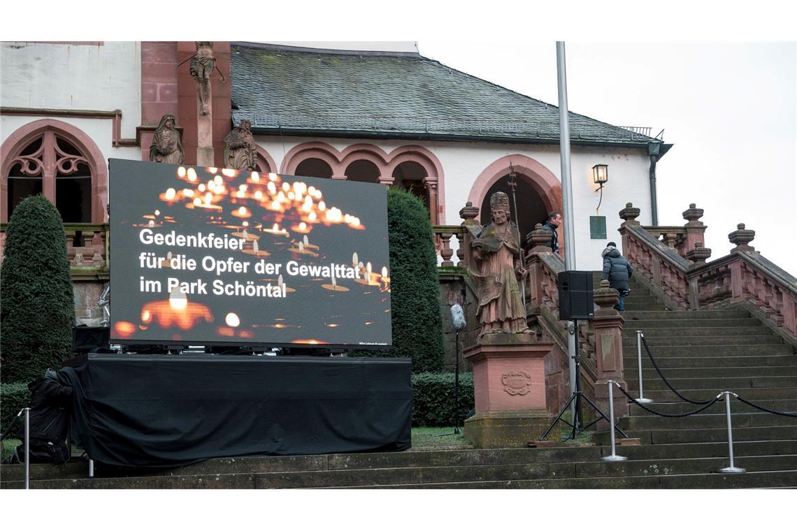 Die Gedenkfeier wurde per Leinwand übertragen