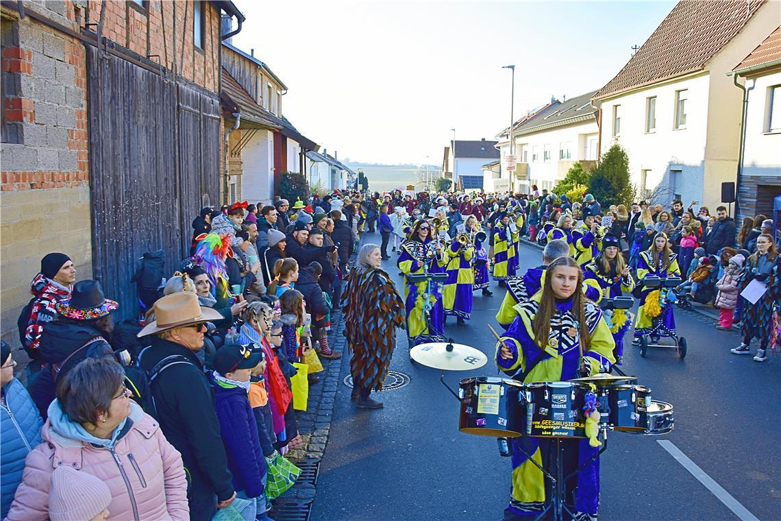 Die Geesmusiker aus Nellmersbach machen an der Spitze des Zuges kräftig Stimmung...