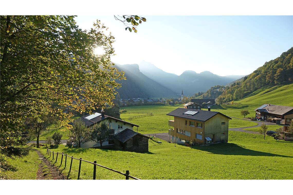 Die Gestaltung  neuer Gebäude wie hier in Bizau im Bregenzerwald orientiert sich an der Bautradition der traditionellen Eindachhäuser.