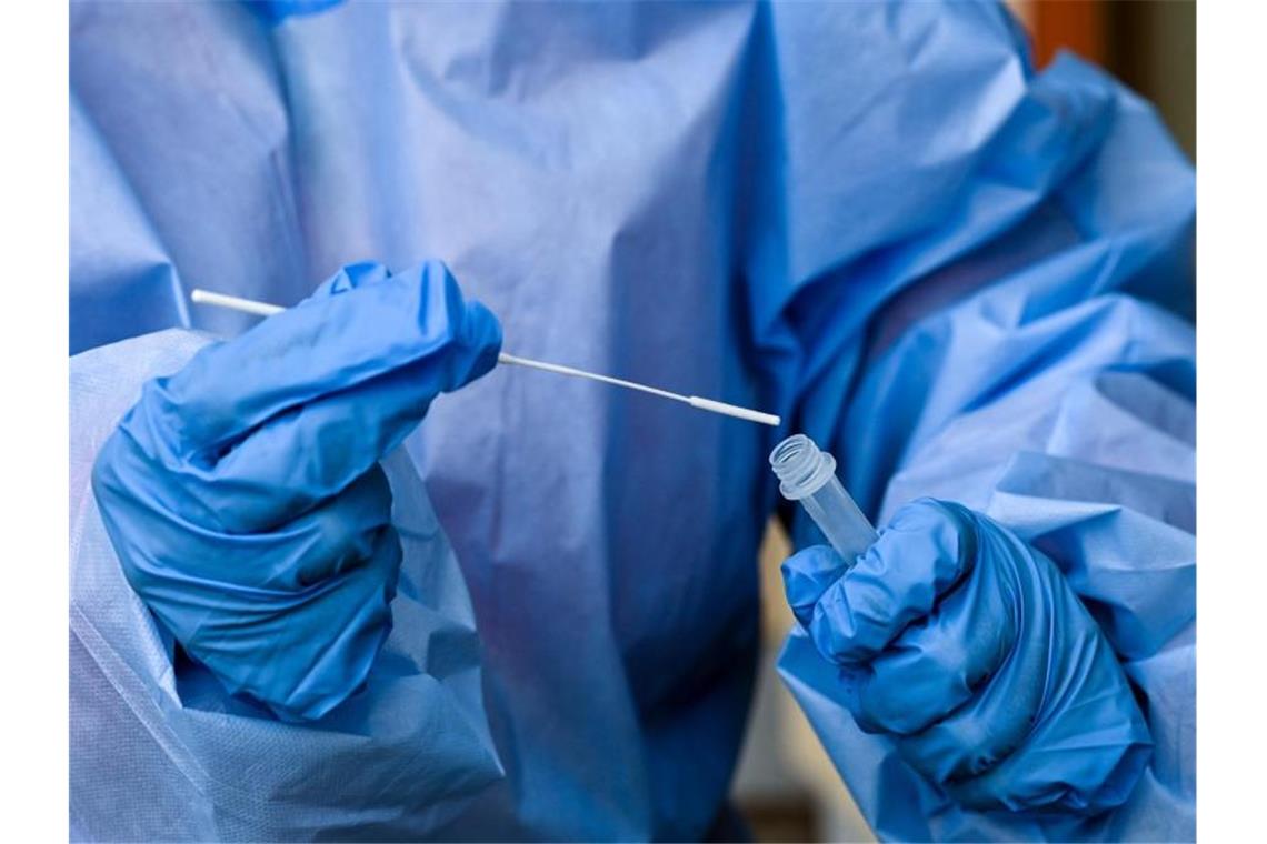 Sieben-Tage-Inzidenz sinkt auf 306,4 Die Gesundheitsämter meldeten dem RKI binnen eines Tages 23.428 Neuinfektionen. Foto: Jens Kalaene/dpa-Zentralbidl/dpa