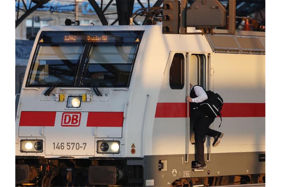 GDL verschärft Arbeitskampf: Fünf Tage Streik bei der Bahn Die Gewerkschaft Deutscher Lokomotivführer (GDL) ruft zu einer dritten Streikwelle auf. Foto: Oliver Berg/dpa
