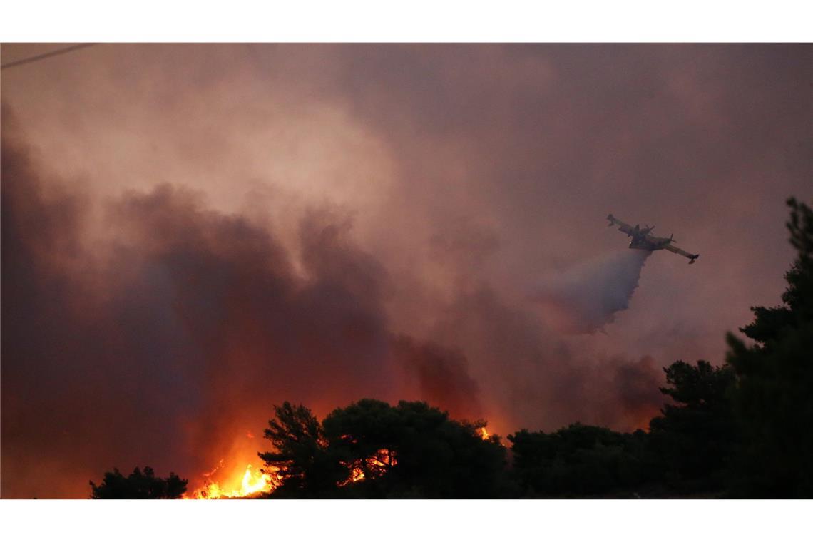 Die griechische Feuerwehr hat den seit Sonntagnachmittag wütenden Großbrand am nördlichen Stadtrand von Athen bisher nicht stoppen können.