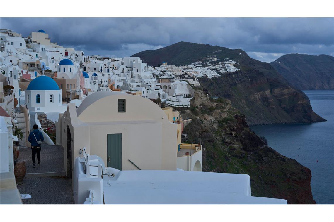 Die griechische Insel Santorini ist für die weißen Häuser und blauen Dächer bekannt. Das beliebte Urlaubsziel ist mittlerweile dicht bebaut. (Archivbild)